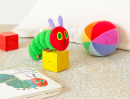 「はらぺこあおむし」をにぎにぎ、ガラガラ…出産のお祝いにぴったり♪