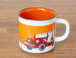 【絵本ナビオリジナル】のりもの好きの子どもたちにとって永遠のヒーロー『しょうぼうじどうしゃじぷた』がマグカップに！