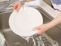 女性の約8割が食器洗いにストレス。面倒な食器洗いを時短化する秘訣は夫と洗剤にあり！