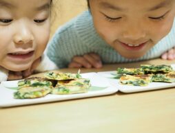 子どもと作る「ほうれん草とカリカリチーズのチヂミ」で野菜をたくさん食べよう！