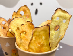 【子どもと作るレシピ】今年のハロウィンはこれに決まり！想像力豊かに楽しもう！おばけがいっぱいの『さつま芋チップス』