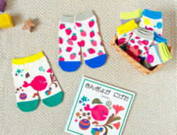 絵本ナビのオリジナルグッズに、絵本『きんぎょがにげた』の靴下2足セットが新登場！