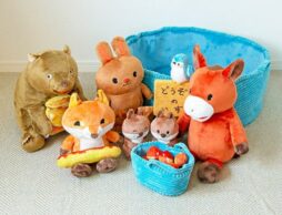 ぬいぐるみでお話を再現できちゃう！？　ロングセラー絵本『どうぞのいす』がぬいぐるみセットになりました！
