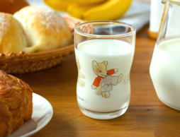 持ちやすくて割れにくい「つよいこグラス」と大好きな絵本の嬉しいコラボレーション！ 『こんとあき』『がたん ごとん がたん ごとん』『ねむたい ねむたい』