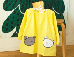 「こぐまちゃんとしろくまちゃん」のお顔がポケットに！園で大活躍してくれるスモックシリーズ登場♪