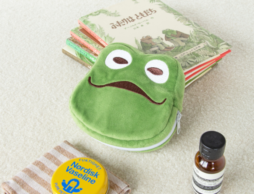 お顔がひっくりカエル！？ 『がまくんとかえるくん』から両面主役の可愛すぎるリバーシブルポーチが登場！