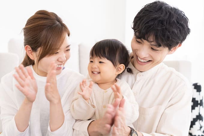 1歳児の学びに必要なことは？発育・発達の目安や遊びのアイデアを紹介 | 絵本ナビスタイル
